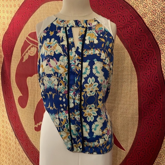 EUC Stitch Fix sleeveless printed keyhole top - Picture 2 of 6